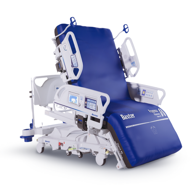 Cama hospitalaria de cuidados intensivos Hillrom Progressa Plus en posición FullChair para movilidad temprana